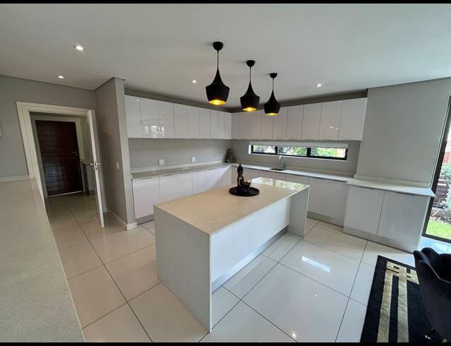 5 BEDROOM CLUSTER FOR SALE IN IZINGA RIDGE